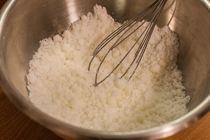 De basisingrediënten zijn tot een witte massa vermengd De ingrediënten in een schaal
