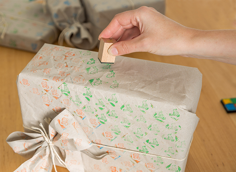Vulpapier uit het Waschbär-pakket met stempels omgetoverd tot cadeaupapier. Cadeaupapier gemaakt uit vulpapier met stempels.