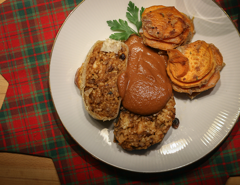 Veganistische rollade geserveerd.