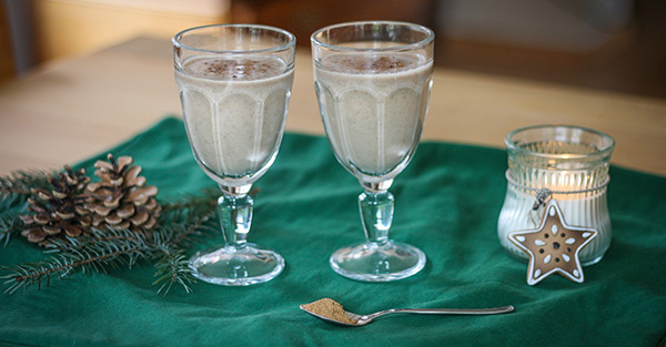Het eindresultaat zijn twee heerlijke glazen kerstsmoothie of veggnog