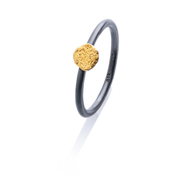 Ring met een ornament van riviergoud, donker zilver