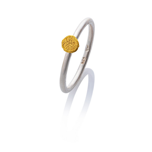 Ring met een ornament van riviergoud, zilver