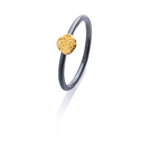 Ring met een ornament van riviergoud, donker zilver